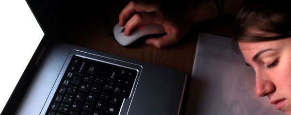 Slapende vrouw achter laptop