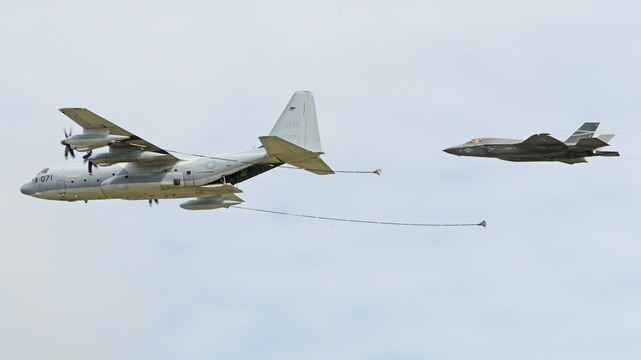 KC-130J tankvliegtuig met F-35B straaljager