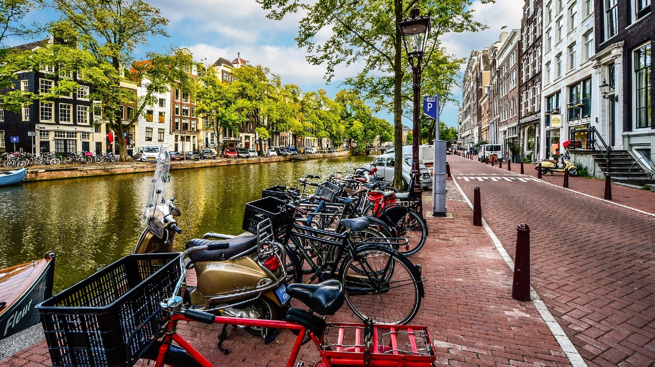 Fietsen naast een gracht in Amsterdam