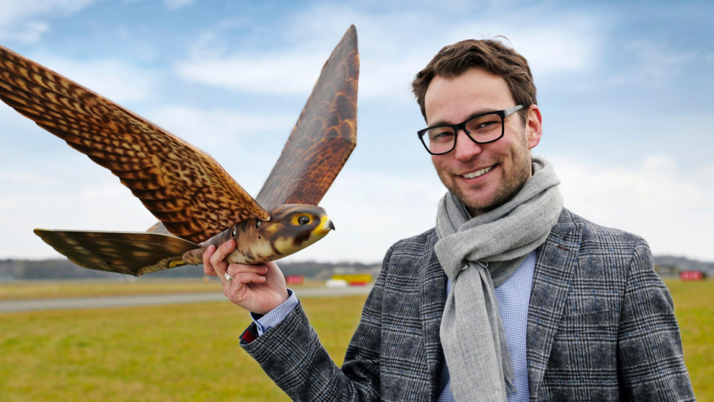 Nico Nijenhuis met een drone die eruit ziet als een vogel.