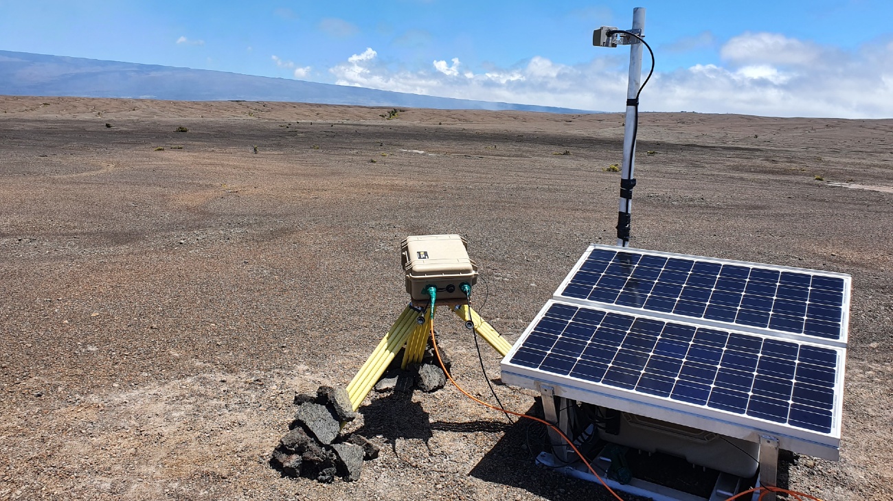 Vulkaancamera met zonnepanelen voorspelt uitbarsting vulkaan