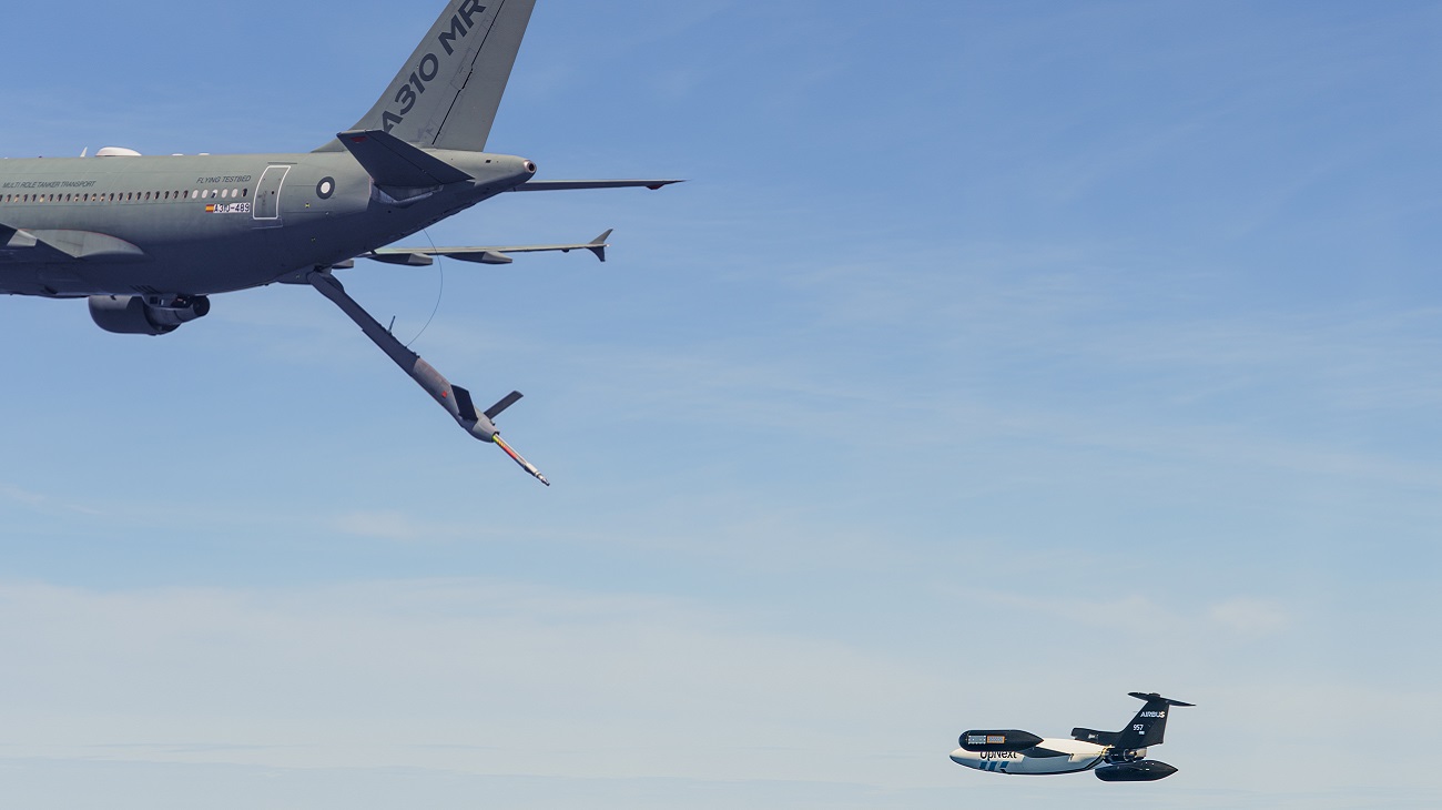 Bijtanken in de lucht zonder mensen met airbus tanker