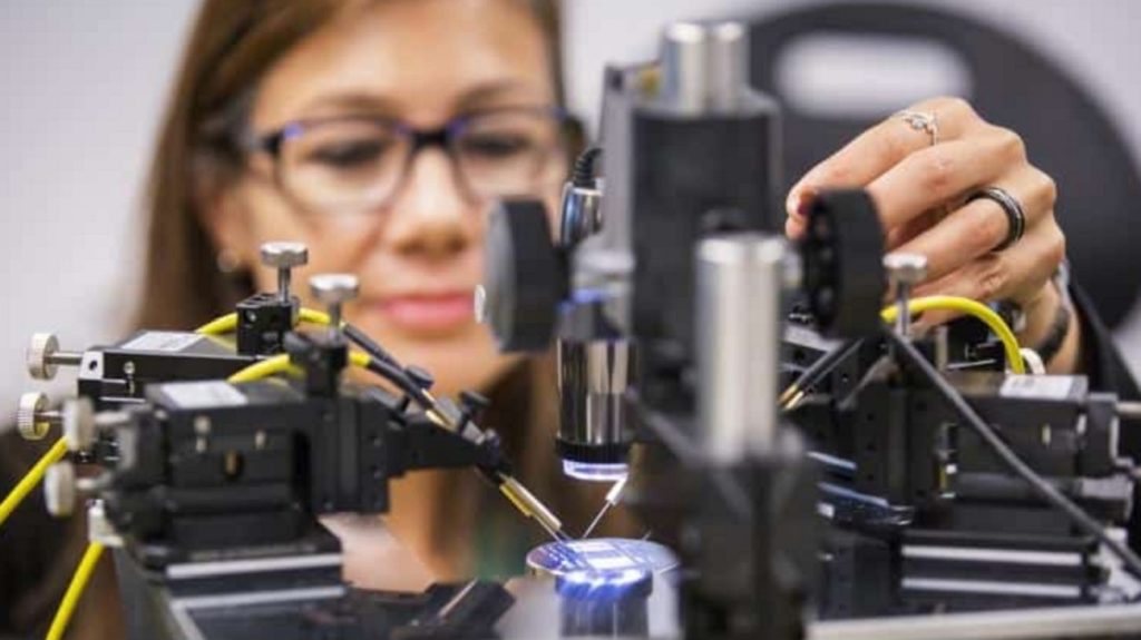 Francesca Iacopi werkt in het lab aan de biosensors voor Mind control