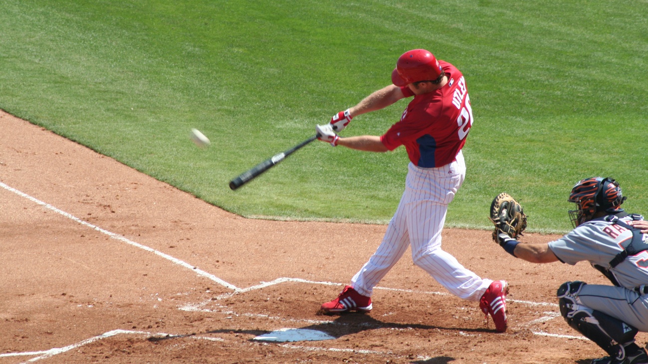 Een honkbal speler slaat een bal, misschien wordt dit wel een homerun.