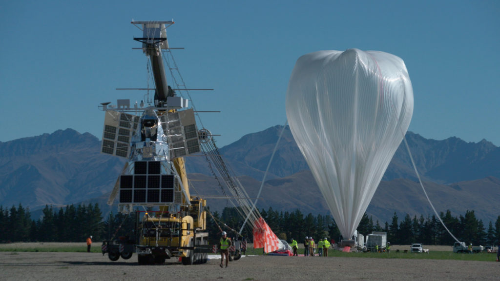 Ballontelescoop wordt opgeblazen.