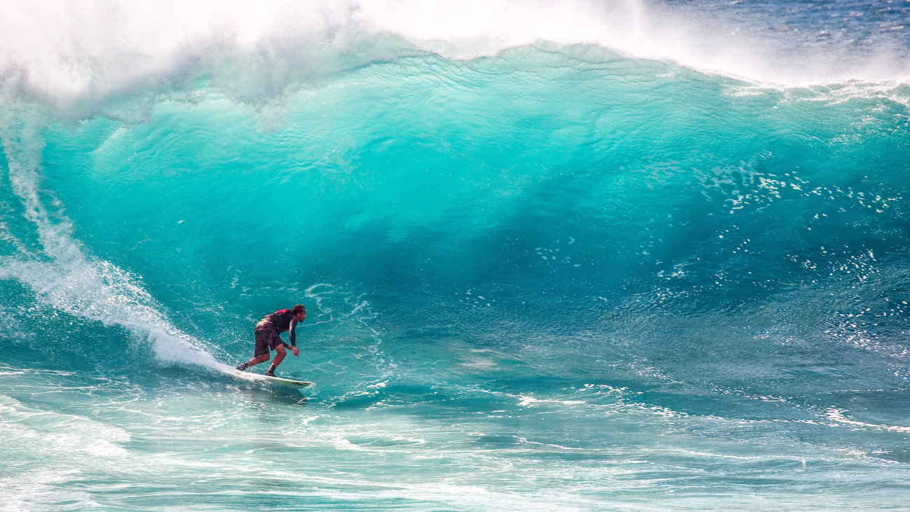 Surfer bij grote golf op hawaii