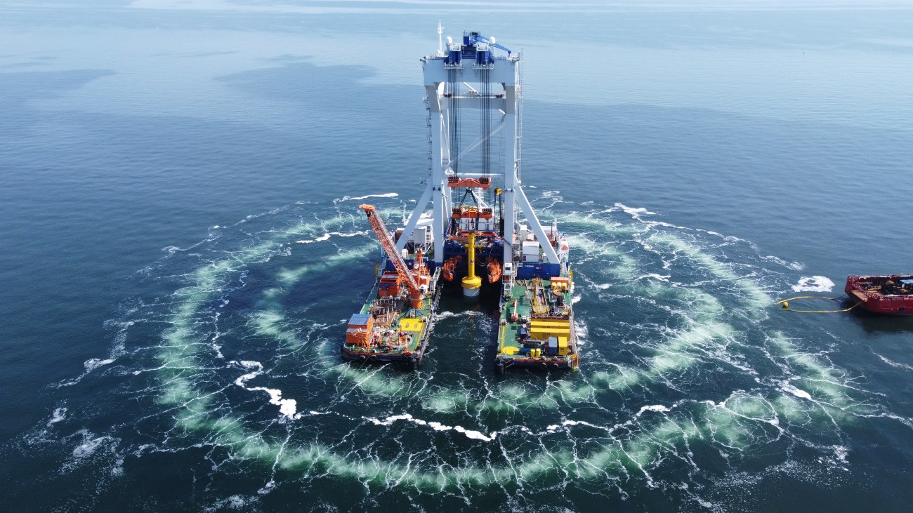 Het installatieschip van Van Oord beperkt geluidsoverlast met bellengordijnen