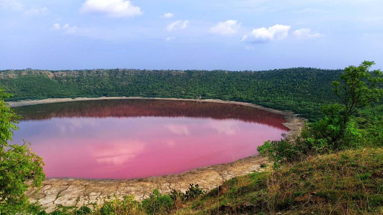 Lonarmeer in het Indiase Buldhana, maar roze. In dit artikel nog meer gekleurde wateren.