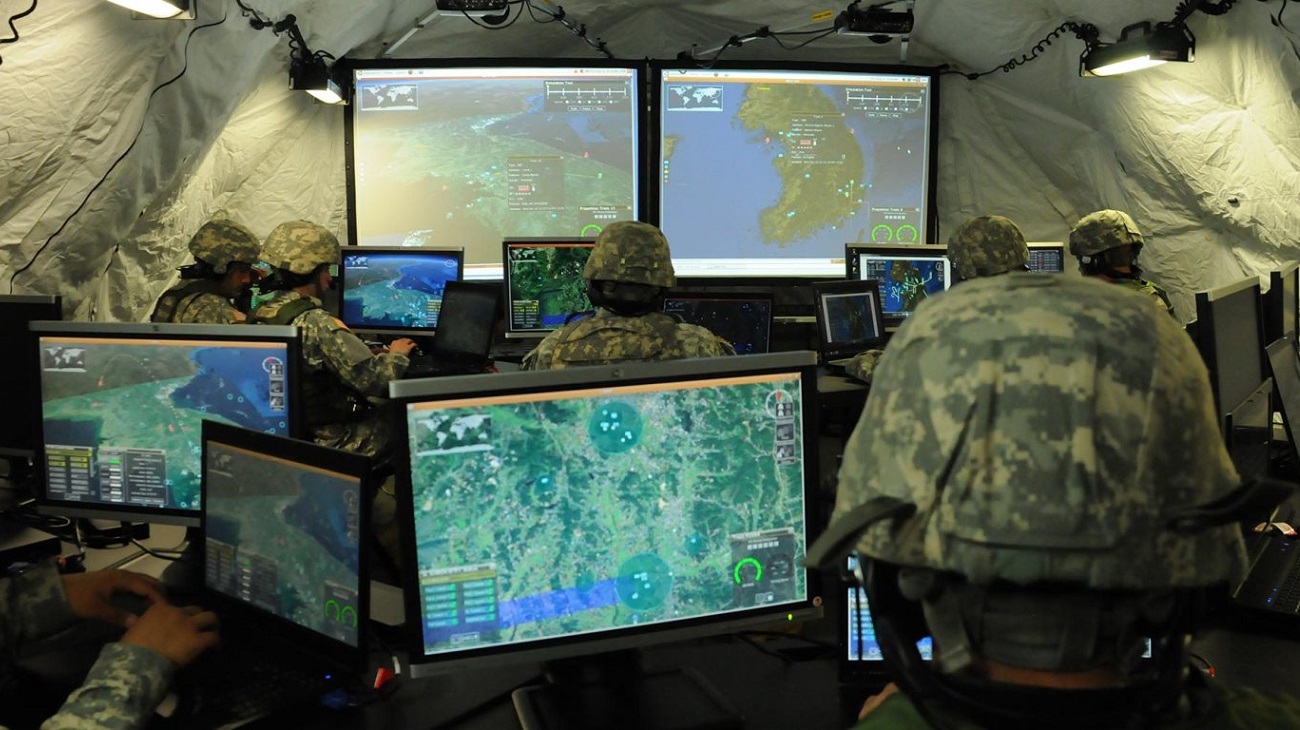 Militairen in een command center, zoals IBCS