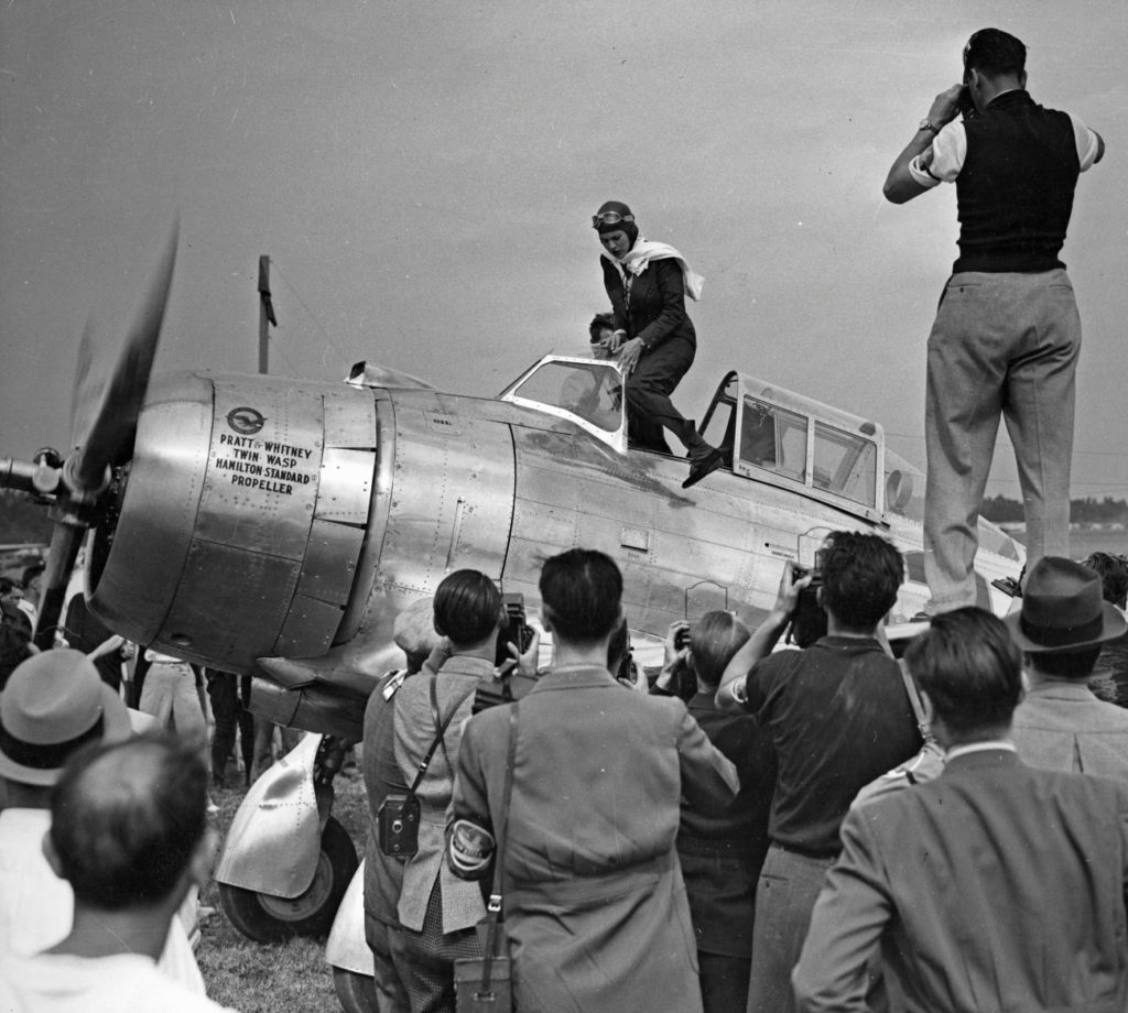 Jackie Cochran klimt uit de cockpit van de Seversky SEV-2S.