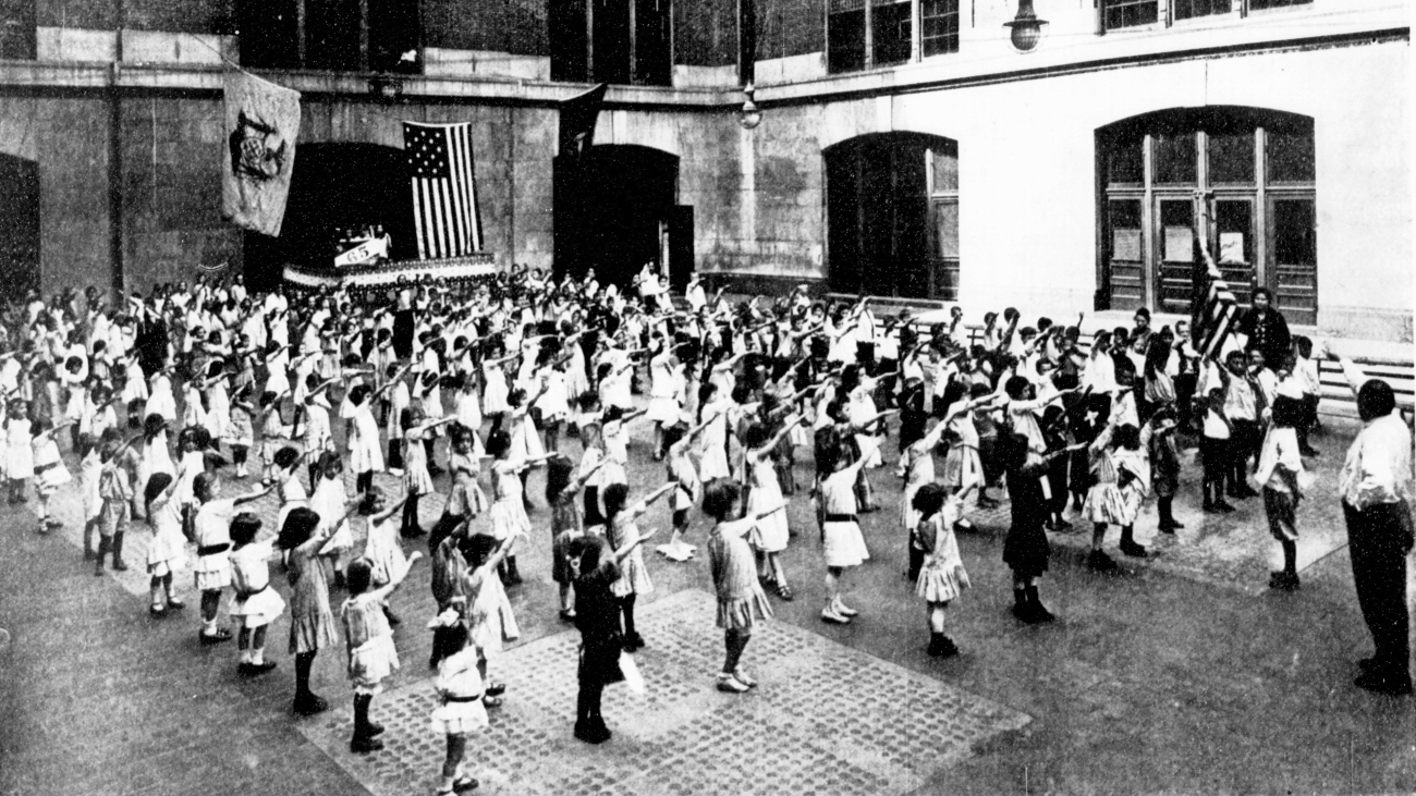 Stamt de Hitlergroet af van de Bellamy Salute?