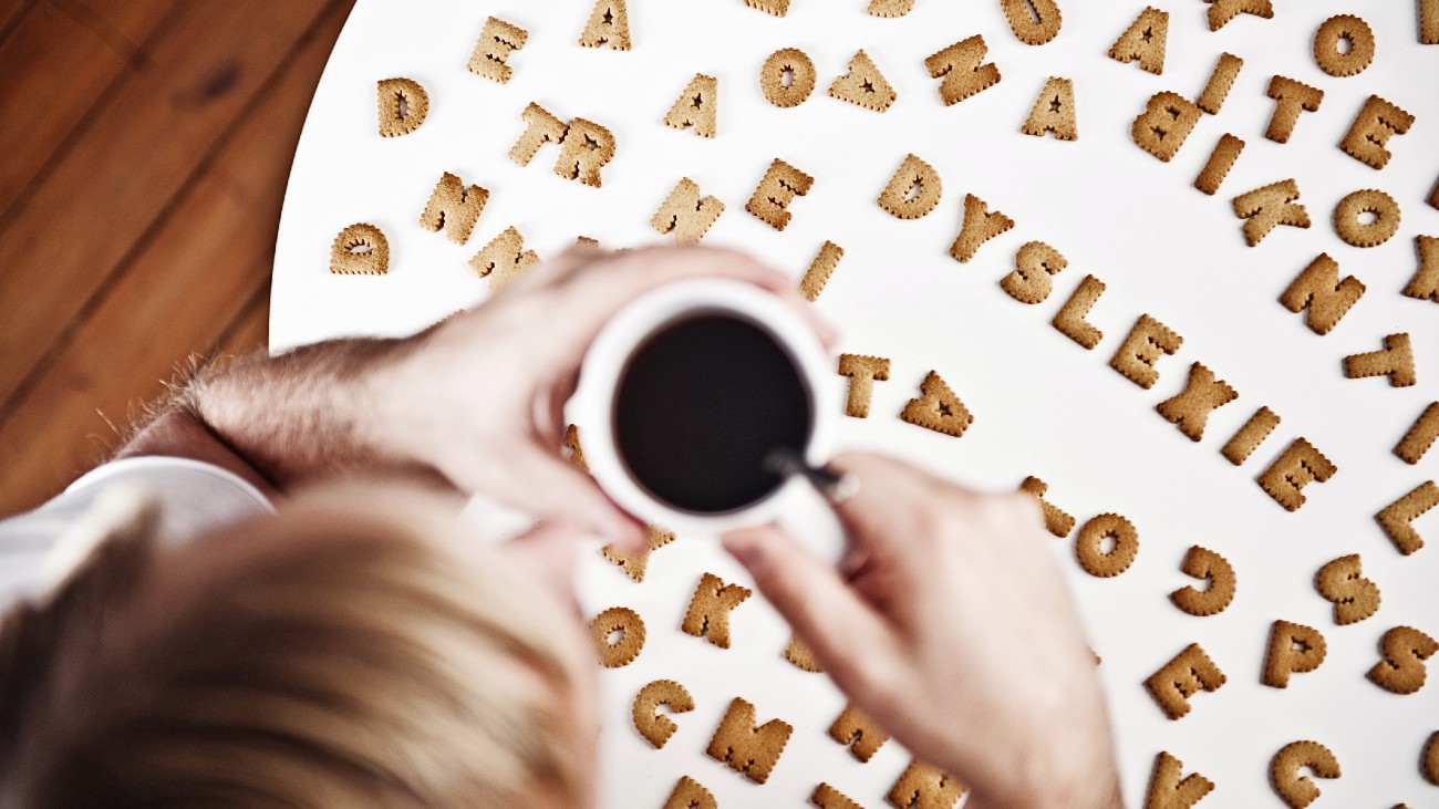 Letters op een tafel. Een aantal spellen er dyslexie.