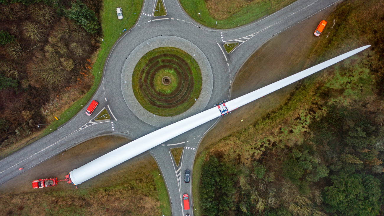 Rotorblad van windturbine op rotonde