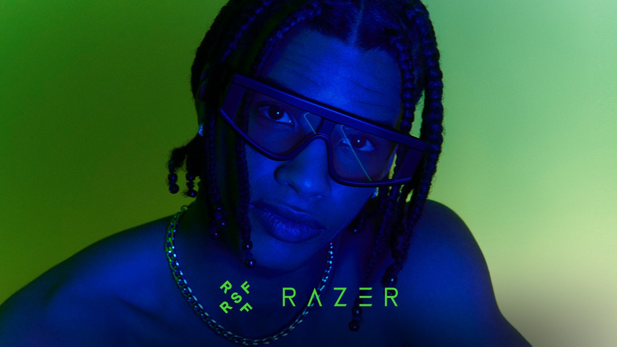 Man draagt de gamebril van Razer