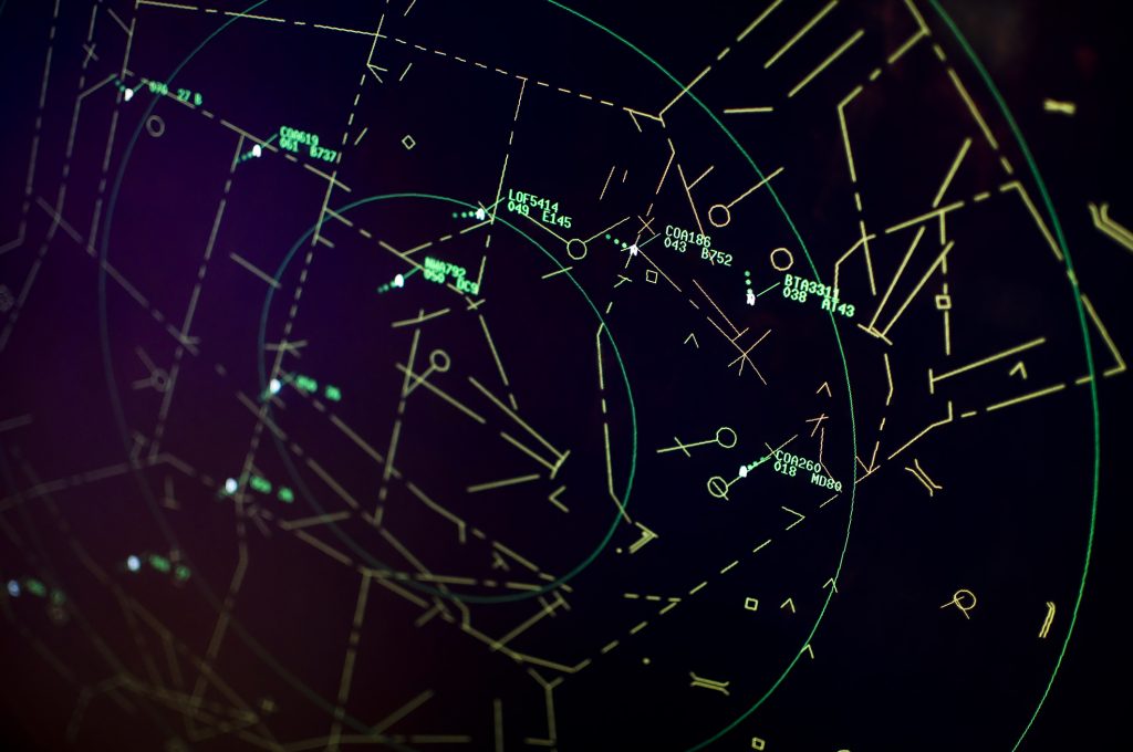 Verschillende routes van vliegtuigen op een digitale kaart voor luchtverkeerleiders. 