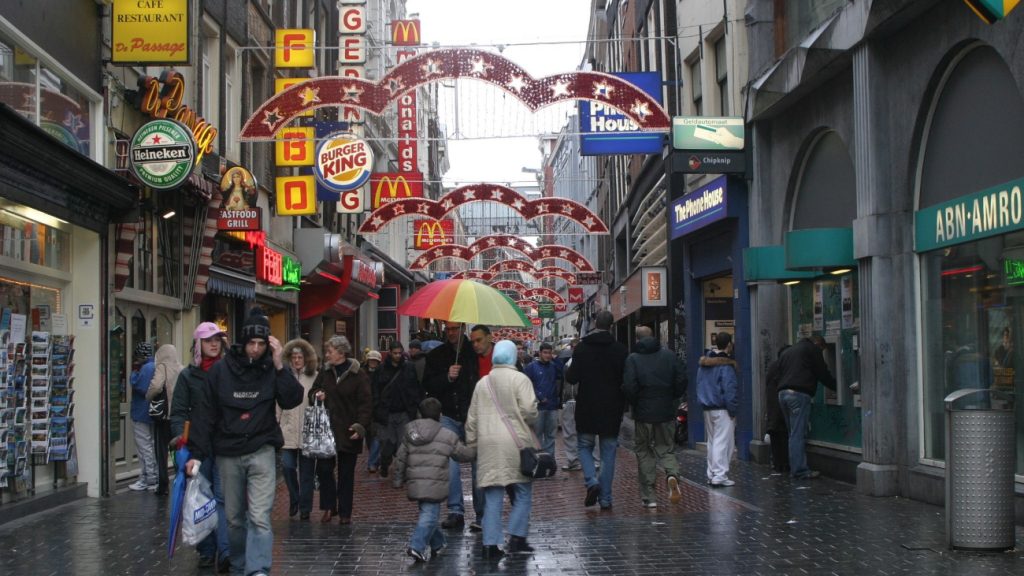 Koud en regenachtig in winkelstraat. 6 augustus was een record, de koudste 6 augustus ooit gemeten.