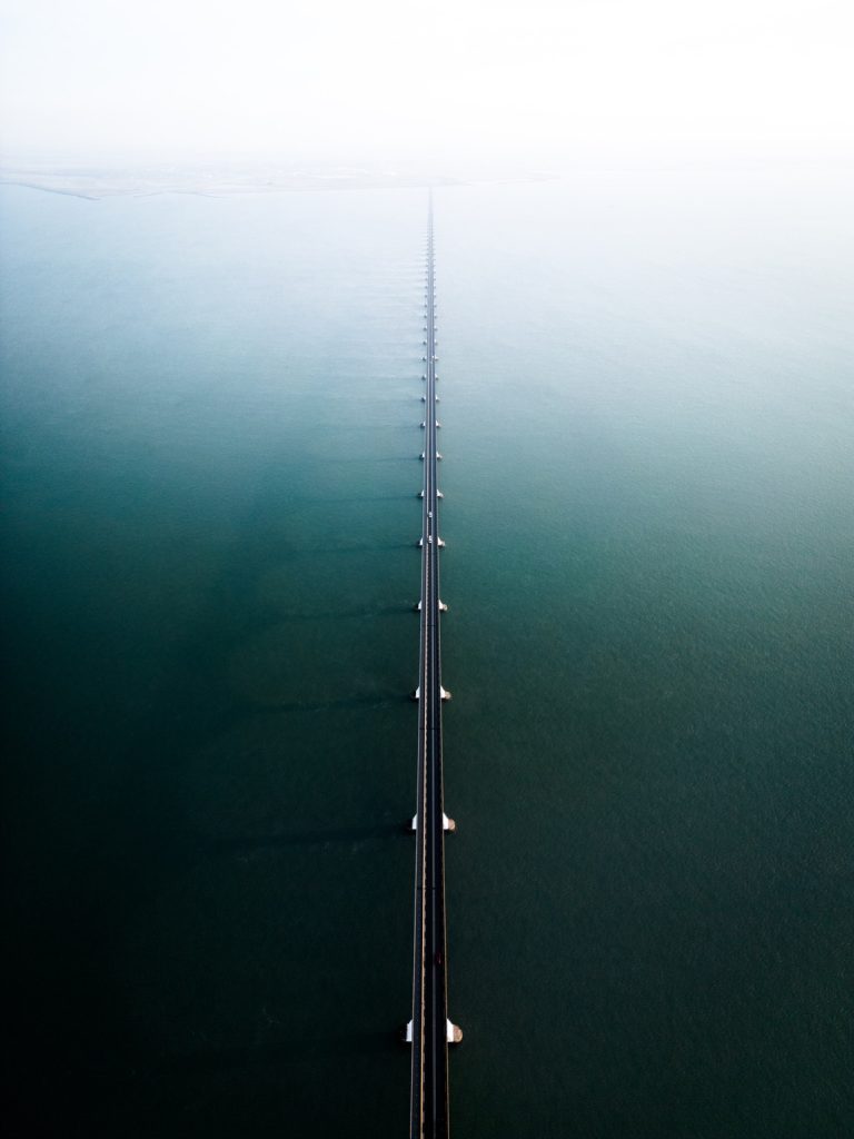 De Zeelandbrug die lijkt te verdwijnen in de horizon. 