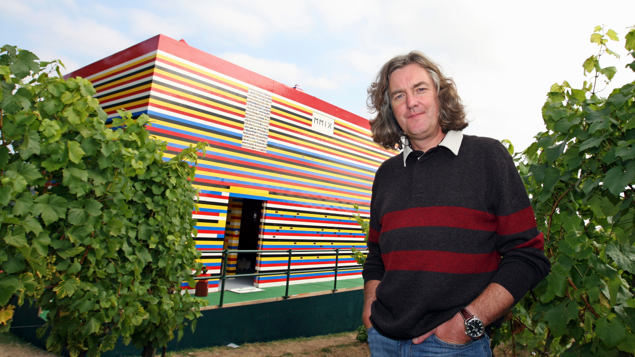 James May voor zijn huis van LEGO