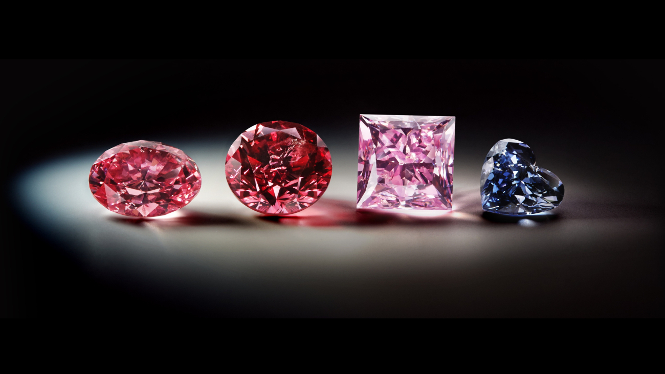 Rode, roze en blauwe diamanten op zwarte achtergrond