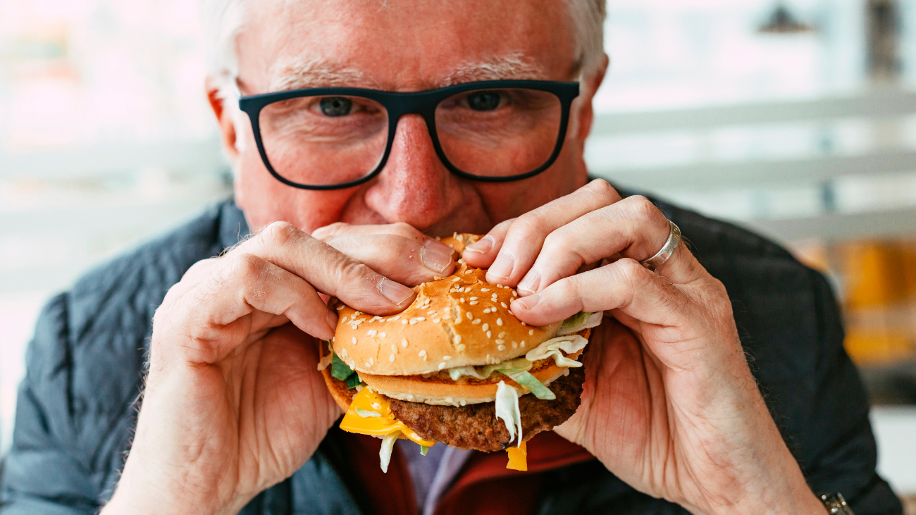 Als je hamburgers blijft eten als deze oude man gaat afvallen moeizaam