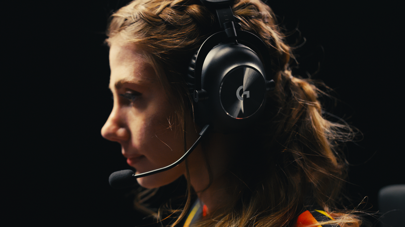 Vrouw draagt PRO X 2 Lightspeed headset