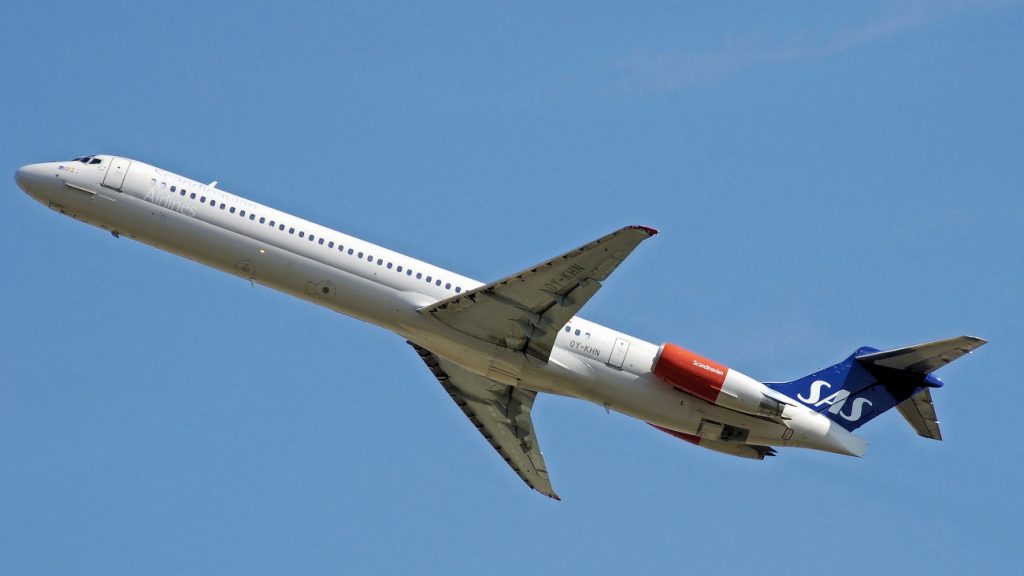 Een vliegende McDonnell Douglas MD-80 met zijn de motoren helemaal achterop de romp.