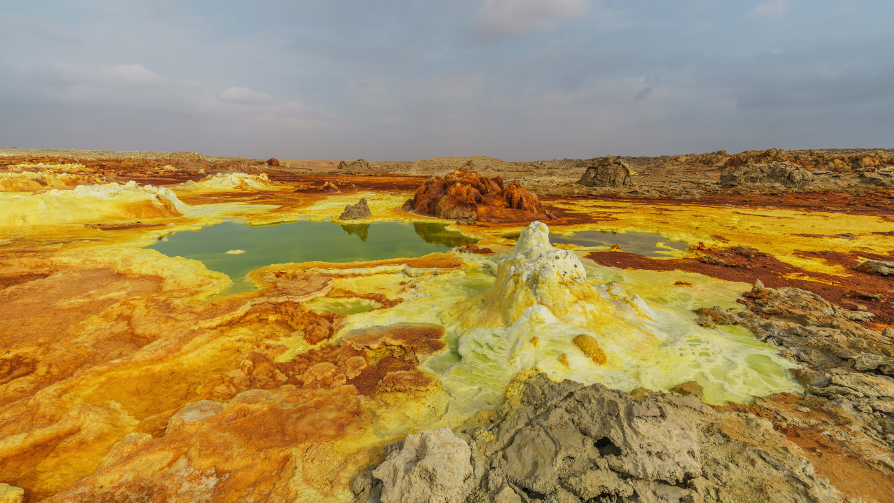 Meren in Dallol, met felle oranje en gele kleuren