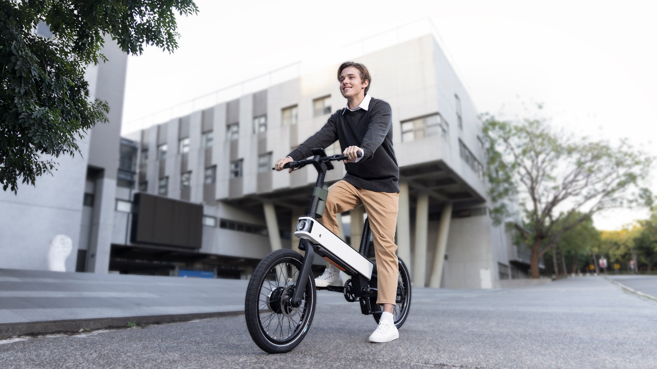 Man op ebii fiets in de stad