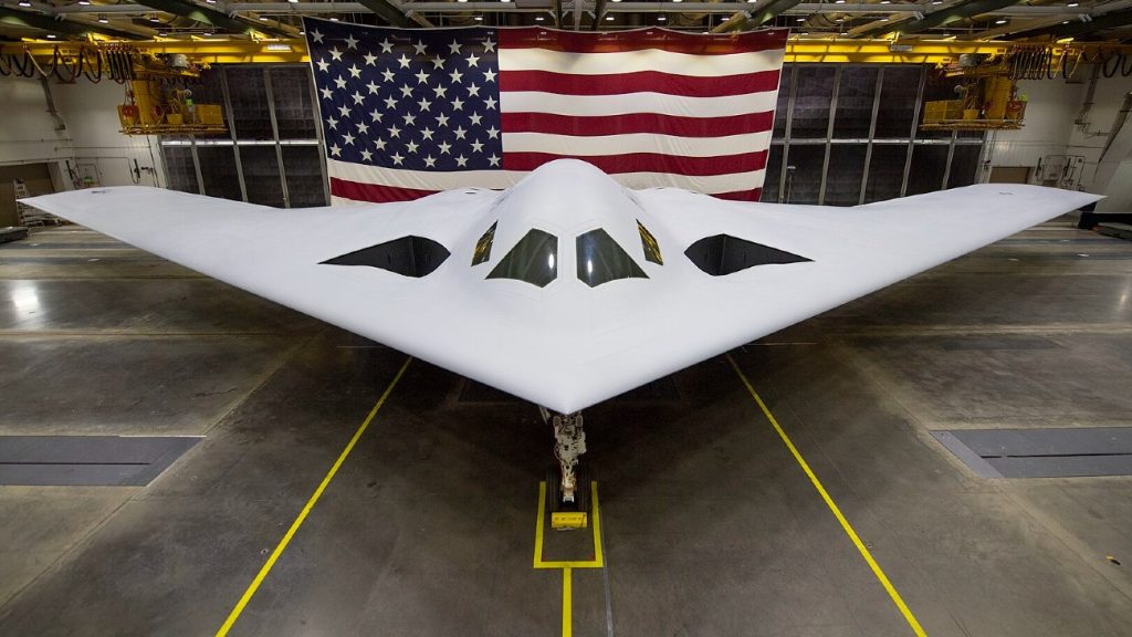 B-21 Raider in een magazijn met Amerikaanse vlag erachter