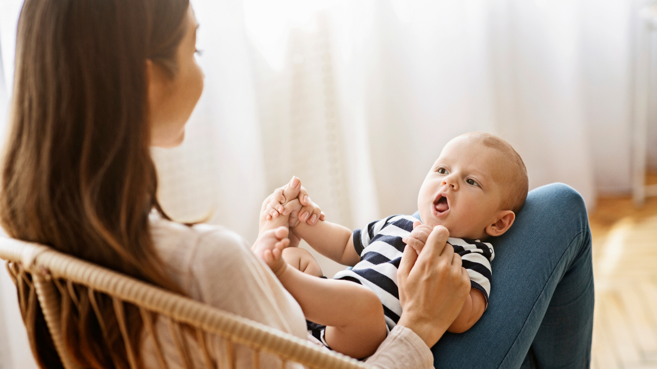 Moeder gebruikt kindgerichte spraak met haar baby