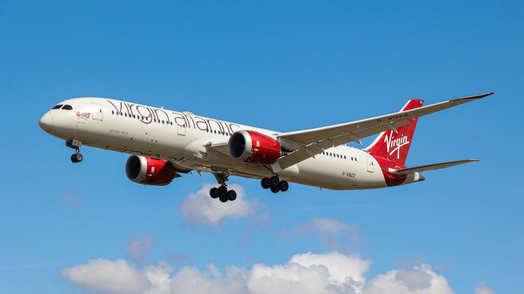 Boeing 787-9 Dreamliner van Virgin Atlantic in een blauwe lucht met een paar witte wolken. Dit is niet het vliegtuig dat was gevuld met SAF.