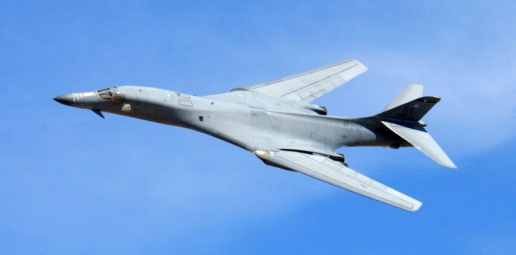 Een B-1B bommenwerper van de Amerikaanse luchtmacht maakt een bocht tijdens een demonstratievlucht. 