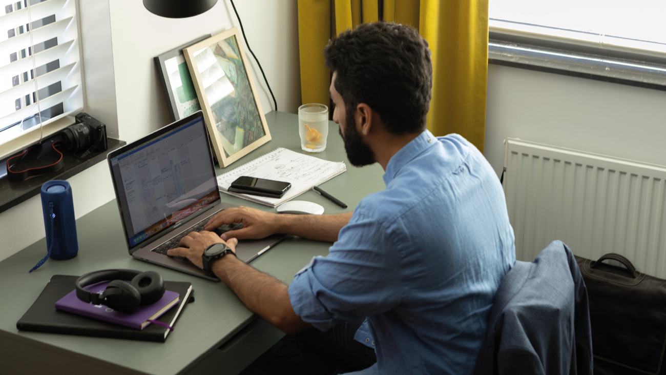 Man werkt met laptop met blauw licht. Kan hij daardoor 's avonds slechter slapen?