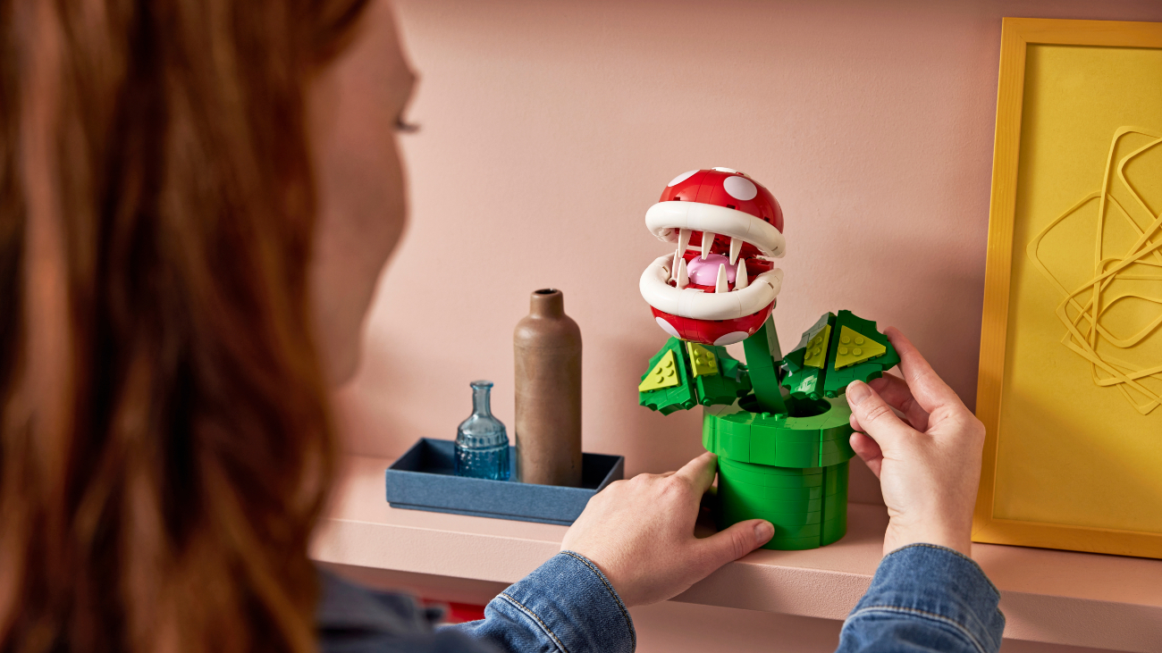 Piranha PLant uit Super Mario van LEGO op een kastje