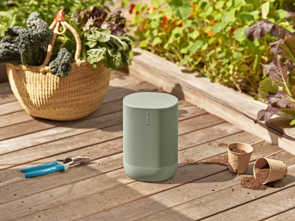 Olijfgroene Move 2-speaker van Sonos in een tuin. 