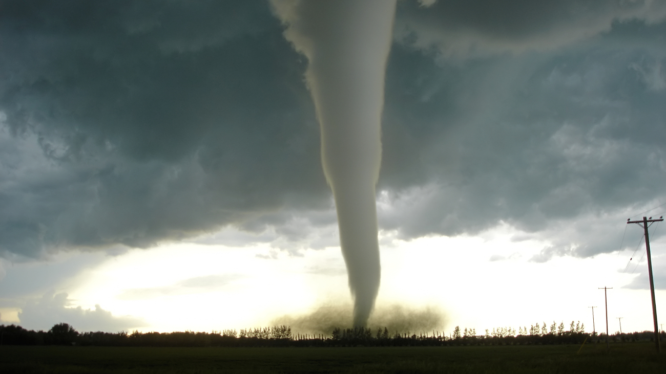 Tornado raast over een landschap met bomen