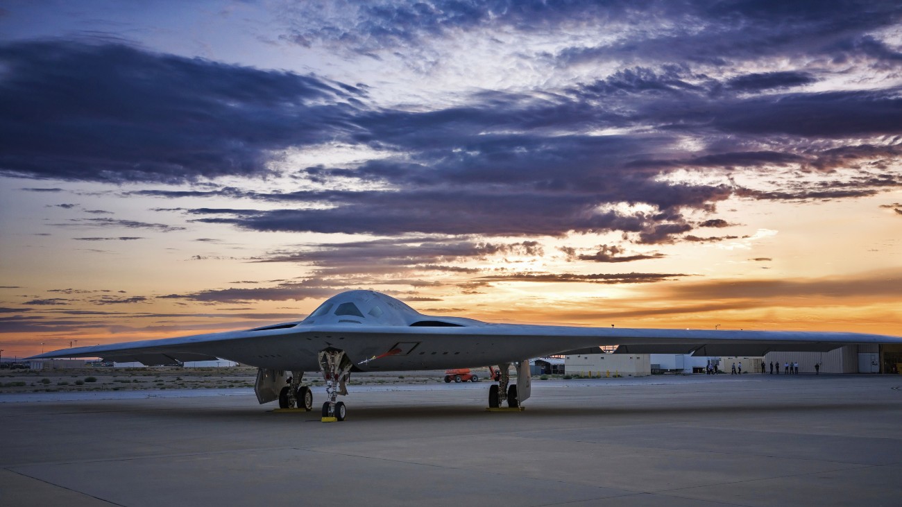 B-21 Raider met zonsondergang