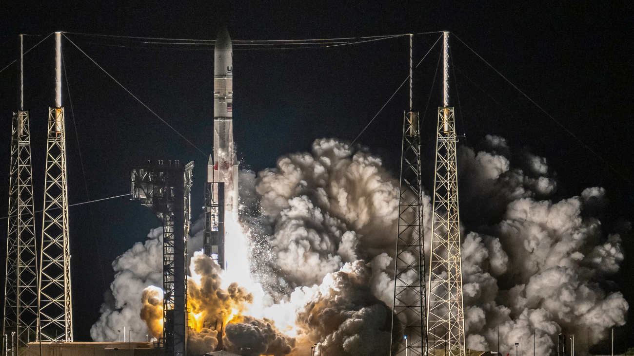 Lancering van de Vulcan Centaur-raket met de Peregrine maanlander aan boord. Het is nacht en er komt veel rook vrij.