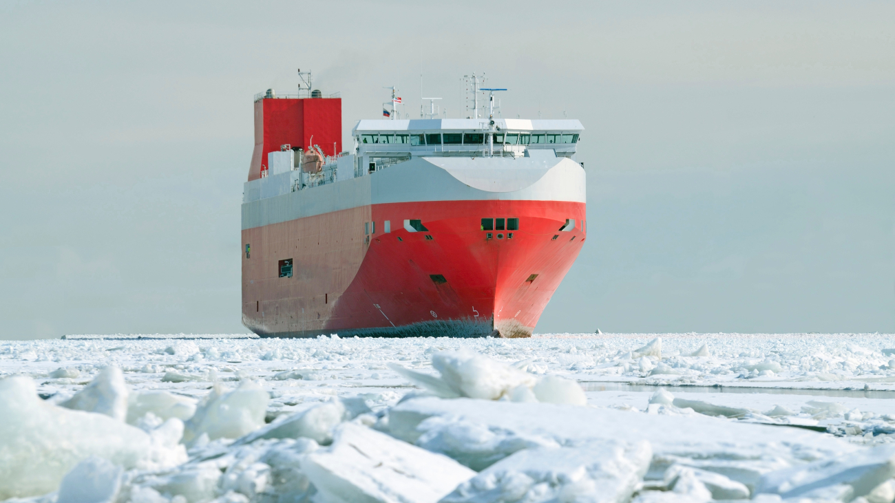 Een tankerschip tussen smeltend poolijs