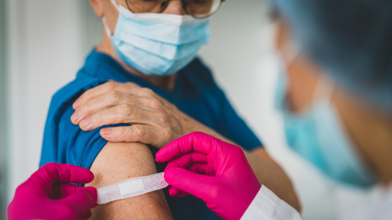 Coronamaatregelen mondkapje vaccin