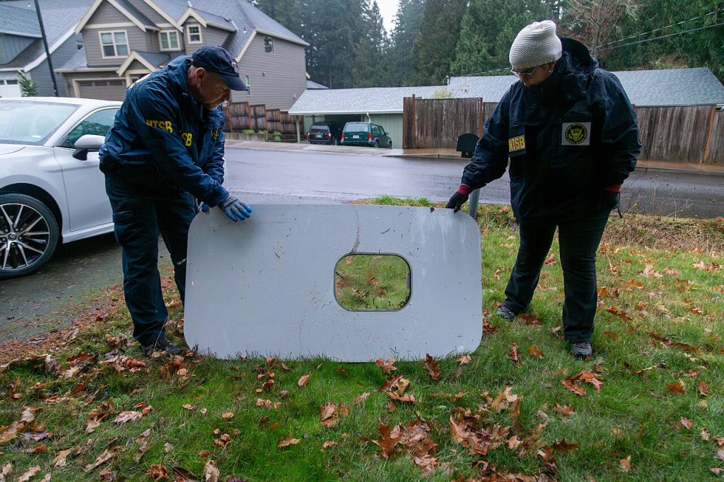 De door plug belandde in een tuin in Ceder Hills, een plaats in de staat Oregon.