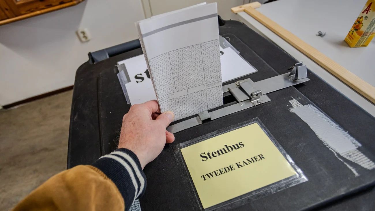 Iemand doet stembiljet in stembus. Heeft hij een rechtse politieke voorkeur?